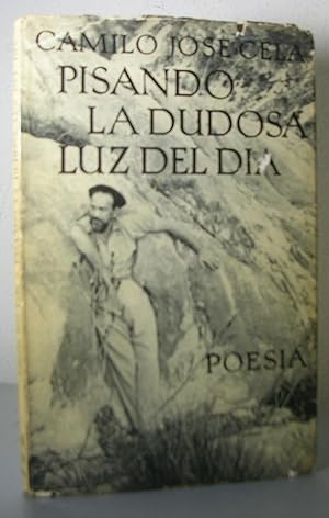 Imagen del vendedor de PISANDO LA DUDOSA LUZ DEL DIA (Poemas de una adolescencia cruel) a la venta por LLIBRES del SENDERI