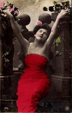 Bild des Verkufers fr Ansichtskarte / Postkarte Frau im roten Kleid, Blumen, Sulen, NPG 411/6 zum Verkauf von akpool GmbH