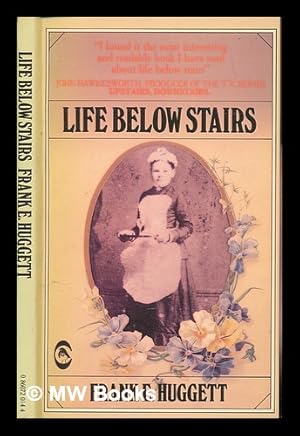 Imagen del vendedor de Life below stairs : domestic servants in England from Victorian times / Frank E. Huggett a la venta por MW Books