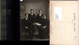 Bild des Verkufers fr 580831,Gruppenbild Familie Frau m. Shne Mnner Buch Lesen Schweiz pub J. Groepler La Chaux-de-Fonds zum Verkauf von Versandhandel Lehenbauer