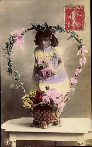 Bild des Verkufers fr Ansichtskarte / Postkarte Mdchen hinter Blumenkorb, rote und weie Rosen zum Verkauf von akpool GmbH