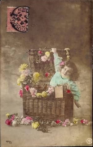 Image du vendeur pour Ansichtskarte / Postkarte junges Mdchen in Kiste, Blumen, Schleife im Haar mis en vente par akpool GmbH