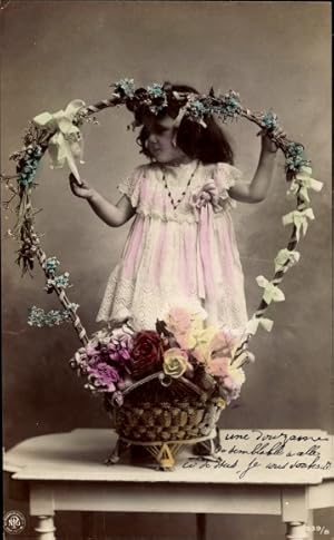 Bild des Verkufers fr Ansichtskarte / Postkarte junges Mdchen hinter Blumenkorb, rote und weie Rosen zum Verkauf von akpool GmbH