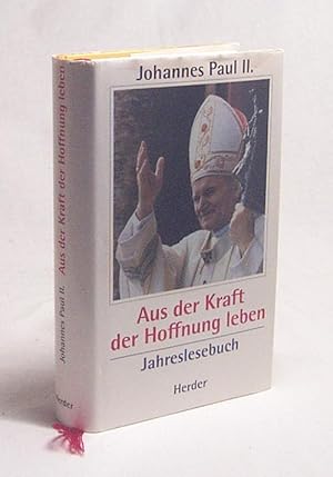 Seller image for Aus der Kraft der Hoffnung leben / Johannes Paul II. Mit einem Vorw. von Joseph Ratzinger. Hrsg. von Franz Johna for sale by Versandantiquariat Buchegger