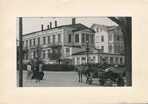 Foto Deutschland, Ortspartie mit Kutsche und Fußgängern, HOG Fortschritt