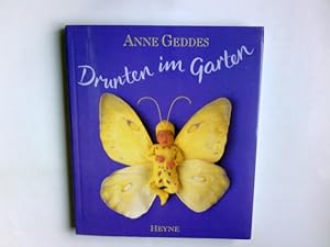 Seller image for Drunten im Garten. Anne Geddes. [ns Dt. bertr. von Molly Blum for sale by Antiquariat Buchhandel Daniel Viertel