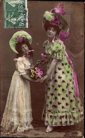 Bild des Verkufers fr Ansichtskarte / Postkarte Mutter und Tochter mit Blumenstrau und Hten, Portrait zum Verkauf von akpool GmbH