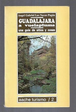 Imagen del vendedor de GUADALAJARA A VUELAPLUMA. UNA GUIA DE SITIOS Y COSAS a la venta por Desvn del Libro / Desvan del Libro, SL