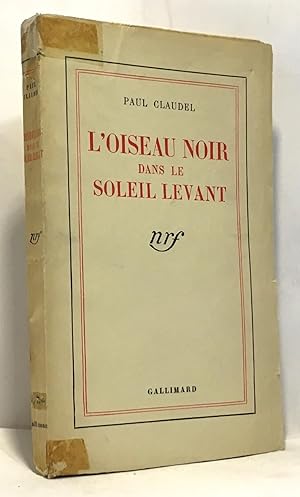 L'oiseau noir dans le soleil levant