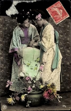 Immagine del venditore per Ansichtskarte / Postkarte Zwei Damen im Kimono, Laterne, Blumengesteck, NPG 655/2 venduto da akpool GmbH