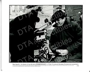 Image du vendeur pour DONNIE BRASCO-MIKE NEWELL DIRECTOR-1997 8X10 STILL FN mis en vente par DTA Collectibles