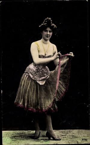 Ansichtskarte / Postkarte Frau in Kleid, Portrait, NPG 915/4