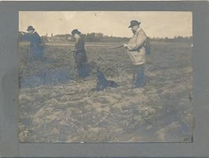 Foto Jäger auf einem Feld, Jagdhund