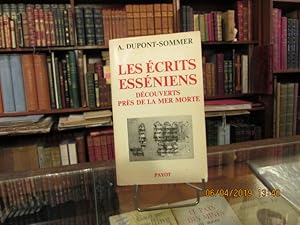 Imagen del vendedor de Les crits essniens dcouverts prs de la Mer Morte a la venta por Librairie FAUGUET