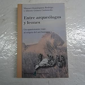 Seller image for ENTRE ARQUEOLOGOS Y LEONES. Un apasionante viaje al origen del ser humano. for sale by Librera J. Cintas