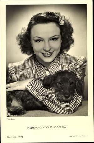 Bild des Verkufers fr Ansichtskarte / Postkarte Schauspielerin Ingeborg von Kusserow mit kleinem Hund zum Verkauf von akpool GmbH