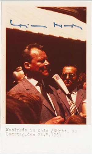 Willy Brandt. Sign. Orig.-Foto bei Wahlrede in Calw / Württ. am 24. 6. 1961. 14,5 x 9 cm.
