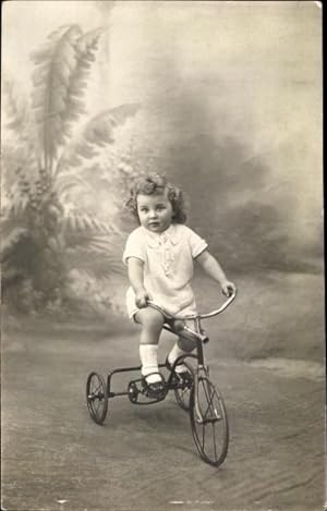 Foto Ansichtskarte / Postkarte Kind auf einem Dreirad