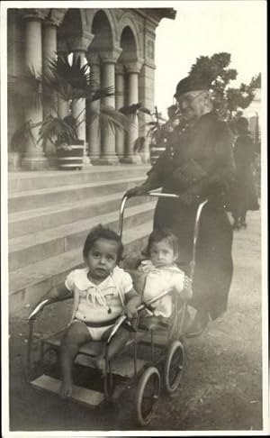 Foto Ansichtskarte / Postkarte Frau mit zwei Kindern im Kinderwagen