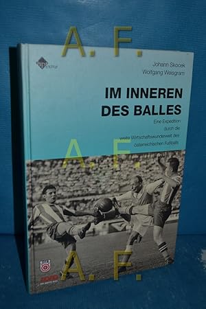 Immagine del venditore per Im Inneren des Balles : eine Expedition durch die weite Wirtschaftswunderwelt des sterreichischen Fussballes , [dieses Buch sttzt sich auf drei wissenschaftliche Studien, die von Mario Prinz, "Die soziale Funktion des Fussballs", Ruth Krumbck, Wirtschaftsfaktor Fussball, Image des Fussballs aus der Sicht der Sponsoren", Otto Weiss, "Kultur und Sozialgeschichte des Fussballs, Entwicklung im Kontext gesellschaftlicher und politischer Bedingungen" ausgearbeitet wurden]. [FB]. Johann Skocek , Wolfgang Weisgram. [Lektorat: Irene Kunze] / hpt-extra venduto da Antiquarische Fundgrube e.U.