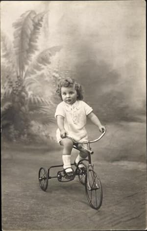 Foto Ansichtskarte / Postkarte Kind auf Dreirad, Portrait