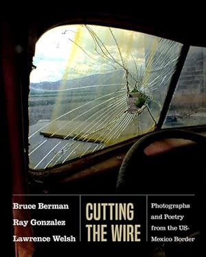 Imagen del vendedor de Cutting the Wire : Photographs and Poetry from the US-Mexico Border a la venta por GreatBookPrices