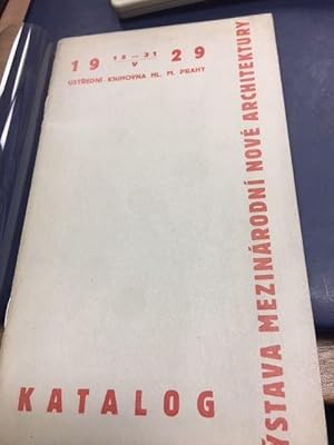 Bild des Verkufers fr VYSTAVA MEZINARODNI NOVE ARCHITEKTURY Putovni vytava korporace "DEUTSCHER WERKBUND" a soubor ceskoslovenske nove architektury : Belgie CSR Francie Holandsko Italie Nemecko Rakousko SSSR Sycarsko USA - Ustredni knihovna hlav. mesta Prahy 15-31.V.1929 / EXHIBITION INTERNATIONAL NEW ARCHITECTURE Traveling Builds "DEUTSCHER WERKBUND" and a set of new Czechoslovak architecture: Belgium CSR France Netherlands Italy Germany Austria USSR Switzerland USA - Central Head Library. City of Prague 15-31.V.1929 zum Verkauf von ART...on paper - 20th Century Art Books