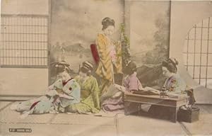 Foto Ansichtskarte / Postkarte Japanerinnen in Volkstrachten, Kimonos