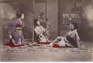Foto Ansichtskarte / Postkarte Catch, Drei Japanerinnen in Kimonos