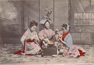 Foto Ansichtskarte / Postkarte A Buckwheat Meal, Japanerinnen in Kimonos