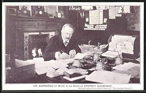 Ansichtskarte Dr. Bernardo at work in his Room at Stepney Causeway