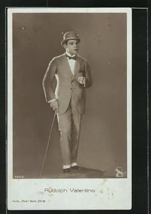 Ansichtskarte Schauspieler Rudolph Valentino im Anzug mit Hut und Stock
