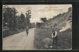 Carte postale Louviers, Sur la route de Louviers, il y avait un cantonnier