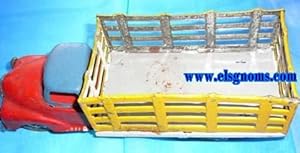 Bild des Verkufers fr Camin fabricado en Portugal en hojalata embutida en prensa y troquelada. Cabina pintada en azul y cap en rojo. Soporte (suelo) pintado en gris.Caja troquelada en forma de reja pintada exterior en amarillo e interior blanco. Frontal y ruedas con restos de estao. zum Verkauf von Llibreria Antiquria Els Gnoms