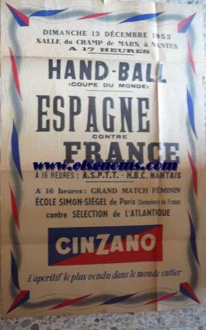 Imagen del vendedor de Handball. Dimanche 13 Dcembre 1953 Salle du Champ de Mars,  Nantes a 17 heures. Hand - Ball (Coupe du Monde). Espagne contre France. A 15 heures: A.S.P.T.T. - H.B.C Nantais. A 16 heures: Grand match fmenin eEcole Simon - Sigel de Paris Champione de France contre Slection de L'Atlantique. Cinzano, L'apritif le plus vendu dans le monde entier.Poster. a la venta por Llibreria Antiquria Els Gnoms