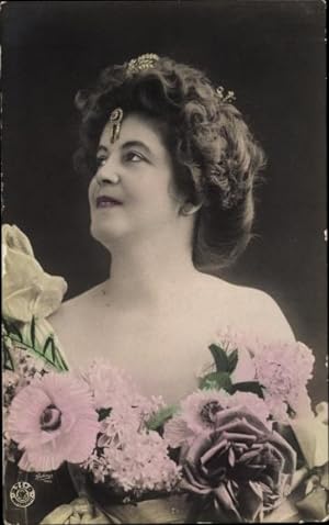 Ansichtskarte / Postkarte Portrait einer Frau, Blumen, schulterfreies Kleid, NPG