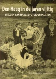 Image du vendeur pour Den Haag in de jaren vijftig. Beelden van Haagse fotojournalisten mis en vente par Antiquariaat Parnassos vof