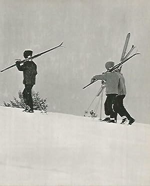 Bild des Verkufers fr LAMINA 14678: Esquiadores en una estacion de esqui zum Verkauf von EL BOLETIN