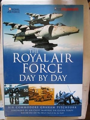 Immagine del venditore per THE ROYAL AIR FORCE DAY BY DAY venduto da GREENSLEEVES BOOKS
