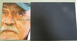 Imagen del vendedor de WORKING AMERICA. Contiene portfolio con la riproduzione di 5 fotografie originali e biglietto originale firmato dallo scrittore Robert Andrew Powell a la venta por Amarcord libri