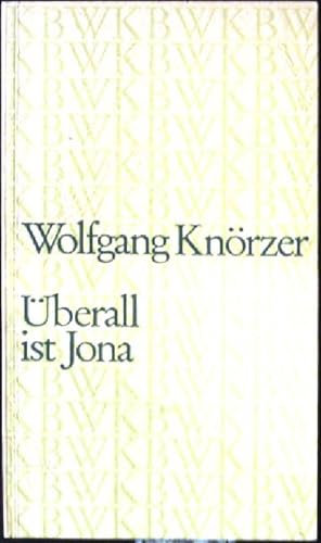 Bild des Verkufers fr berall ist Jona. zum Verkauf von books4less (Versandantiquariat Petra Gros GmbH & Co. KG)