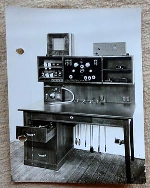 Original-Fotografie v. Rudolf Hatzold "Arbeitstisch eines Tontechnikers mit Schallplattenspieler ...