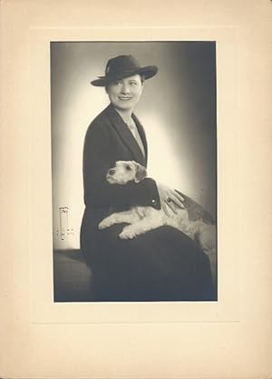 Die Opernsängerin Olga Levko-Antosch mit Hund. Signierte Original-Photographie von Franz Löwy.