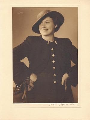 Die Opernsängerin Olga Levko-Antosch. Signierte Original-Photographie von Arthur Benda.