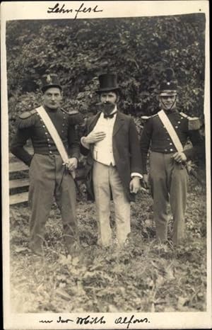 Foto Ansichtskarte / Postkarte Lehrfest, Mann im Anzug, Schweizer Soldaten in Uniform, Gruppenbild