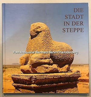 Bild des Verkufers fr Die Stadt in der Steppe. Grabungen des gyptischen Museums Berlin in Naga, Sudan ; [zur Ausstellung des gyptischen Museums und Papyrussammlung, Staatliche Museen zu Berlin - Preuischer Kulturbesitz Die Stadt in der Steppe im Stadtmuseum Ingolstadt, 9. April - 18. Juli 1999] zum Verkauf von Antiquariat Bernhard