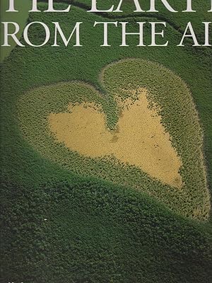 Bild des Verkufers fr The earth from the air zum Verkauf von Librodifaccia