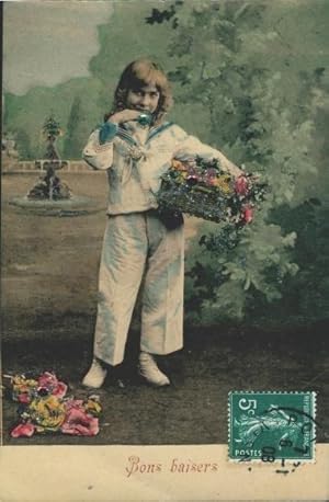 Perl Ansichtskarte / Postkarte Bons baisers, Junge in Matrosenanzug mit Blumenkorb