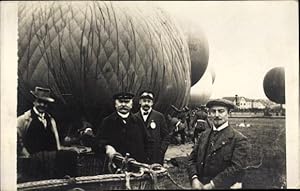 Foto Ansichtskarte / Postkarte Männer vor Heißluftballons, Flugfeld, französische Soldaten