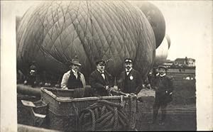 Foto Ansichtskarte / Postkarte Männer vor Heißluftballons, Flugfeld, französische Soldaten
